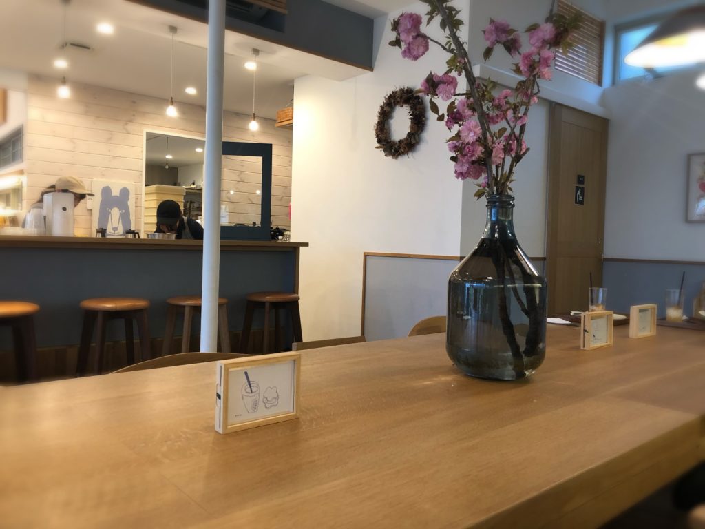 葉山 三角屋根 パンとコーヒー　カフェ