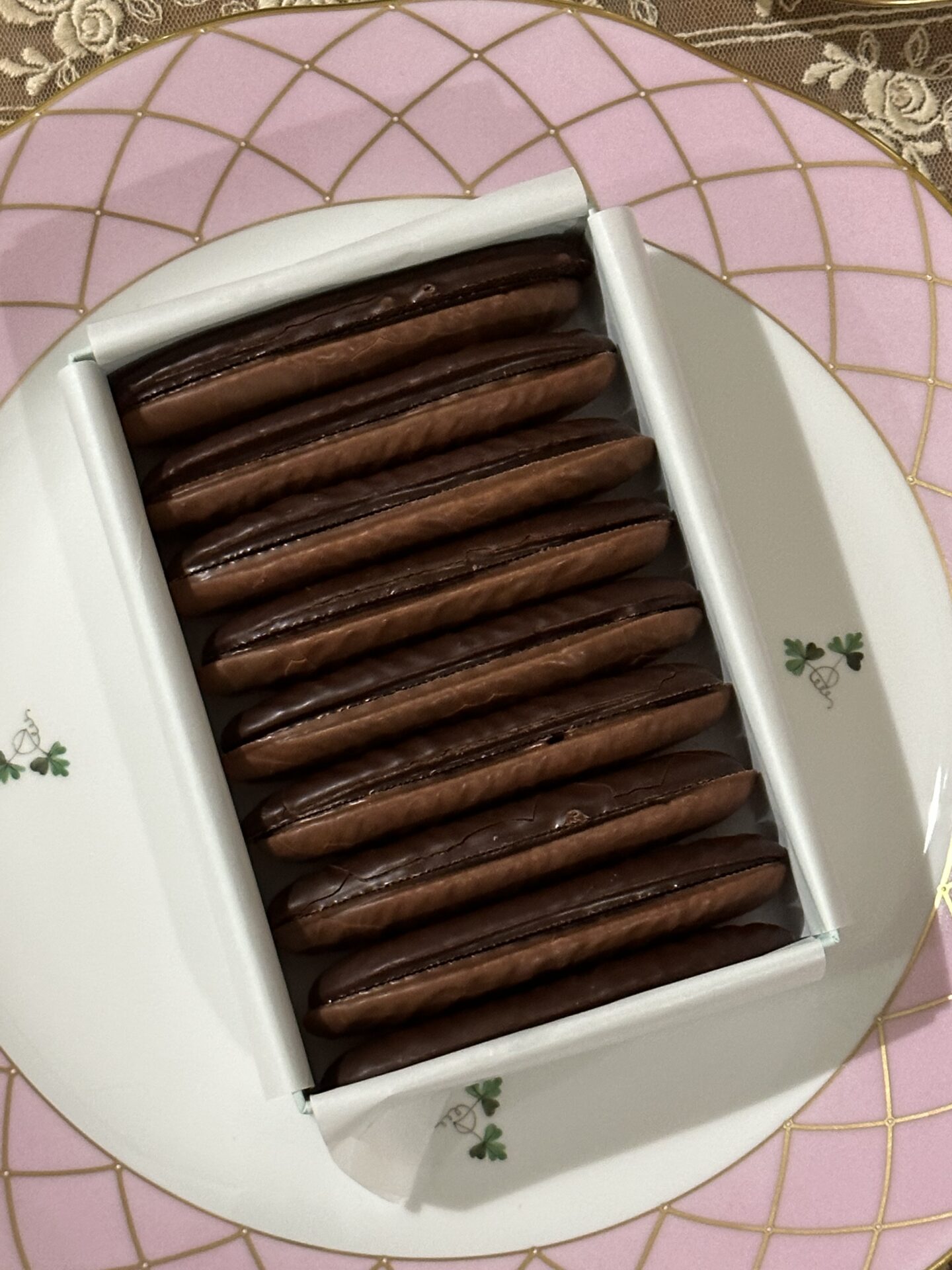 ラデュレ　ラング・ド・シャ☆２０２３年バレンタイン シェリー ベルBOX☆ザラザラ、ザクザク クッキーに２種類のチョコレートがおいしい♡