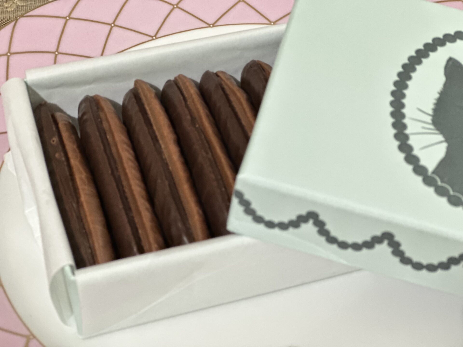 ラデュレ　ラング・ド・シャ☆２０２３年バレンタイン シェリー ベルBOX☆ザラザラ、ザクザク クッキーに２種類のチョコレートがおいしい♡