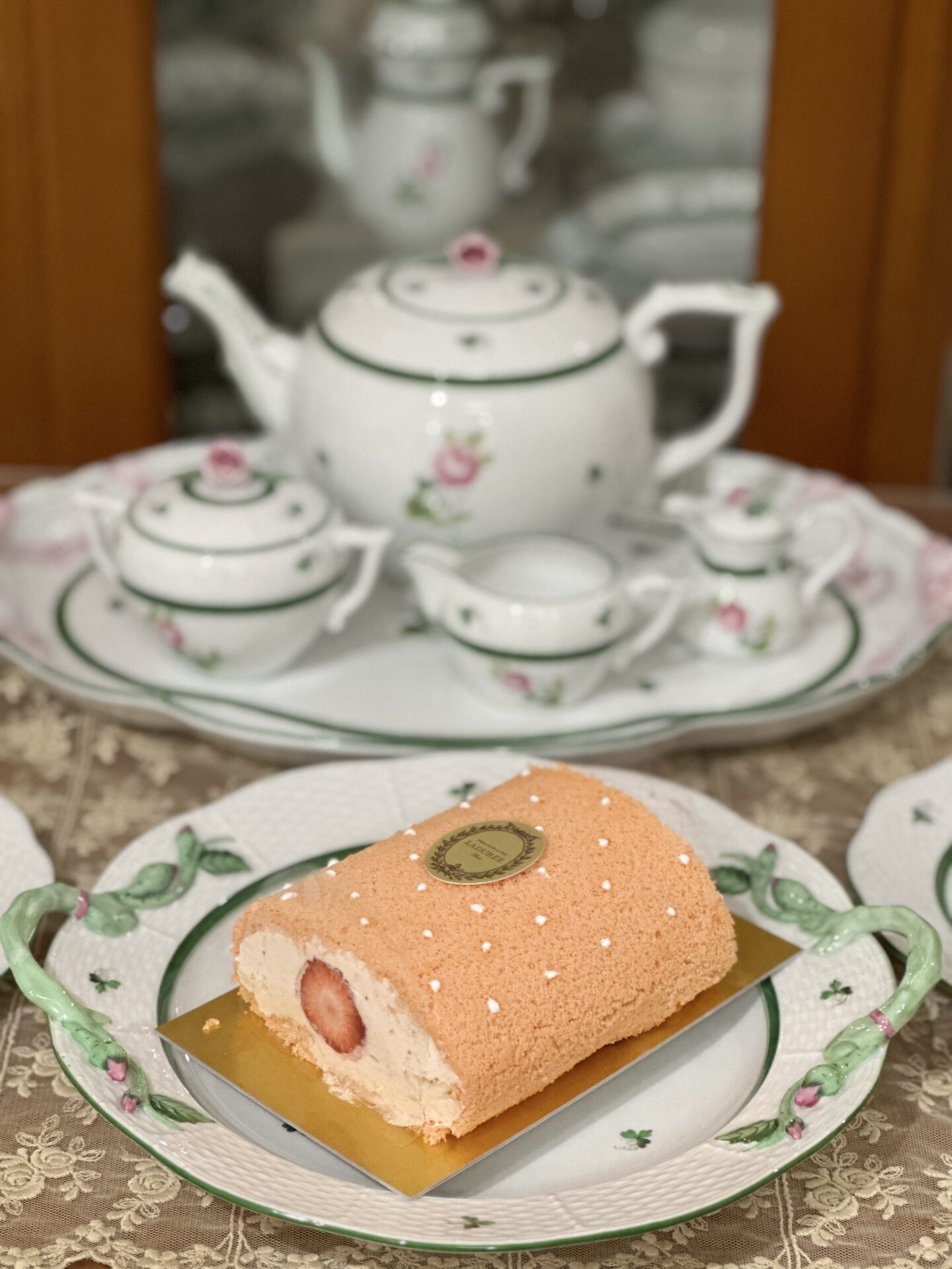 ラデュレ 渋谷松濤店 限定 ロールケーキ☆ロールケーク ローズ・エ・フレーズ☆ふんわりロールケーキにふわふわローズとイチゴのムースがおいしすぎる♡
