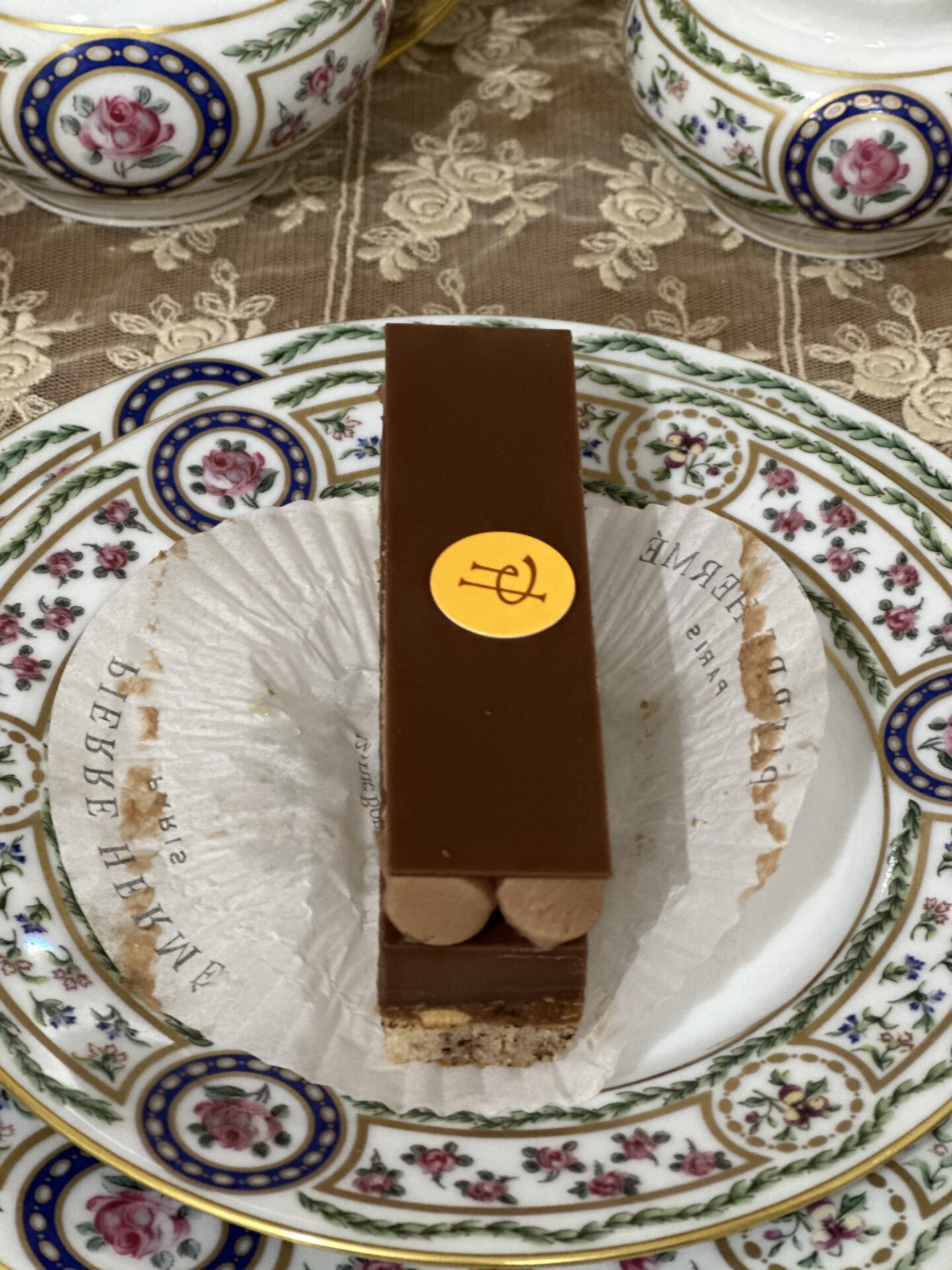 ピエール エルメ ケーキ おすすめ プレジール　シュクレ☆３種類のチョコレート、ヘーゼルナッツ、ダコワーズノワゼットの濃厚なおいしさ♡